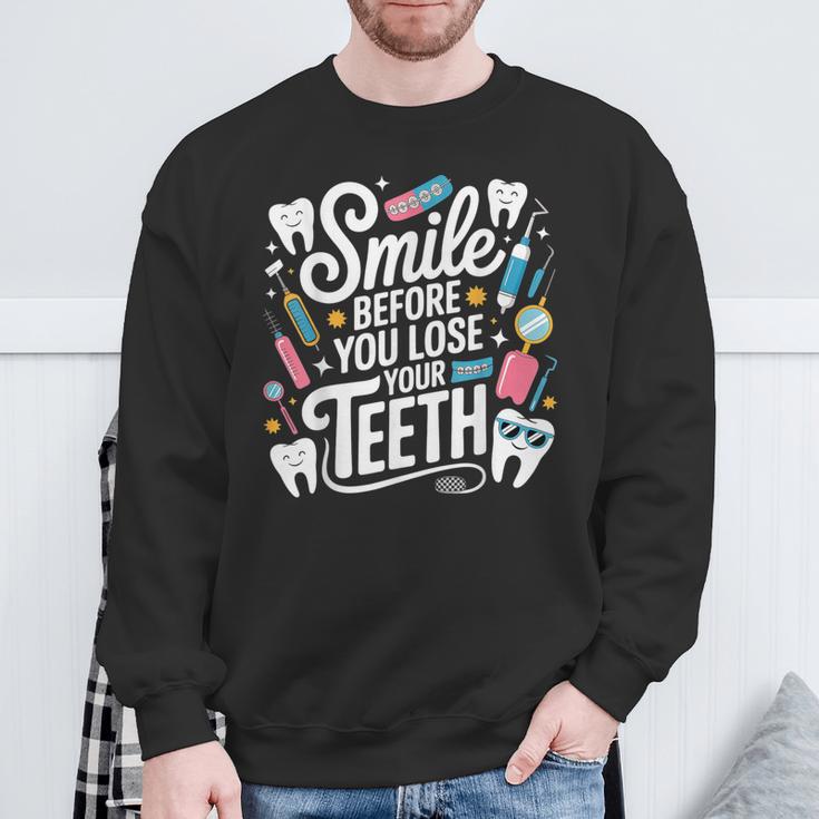 Smile Before You Lose Your Th 歯医者のジョーク スウェットシャツ 高齢者への贈り物