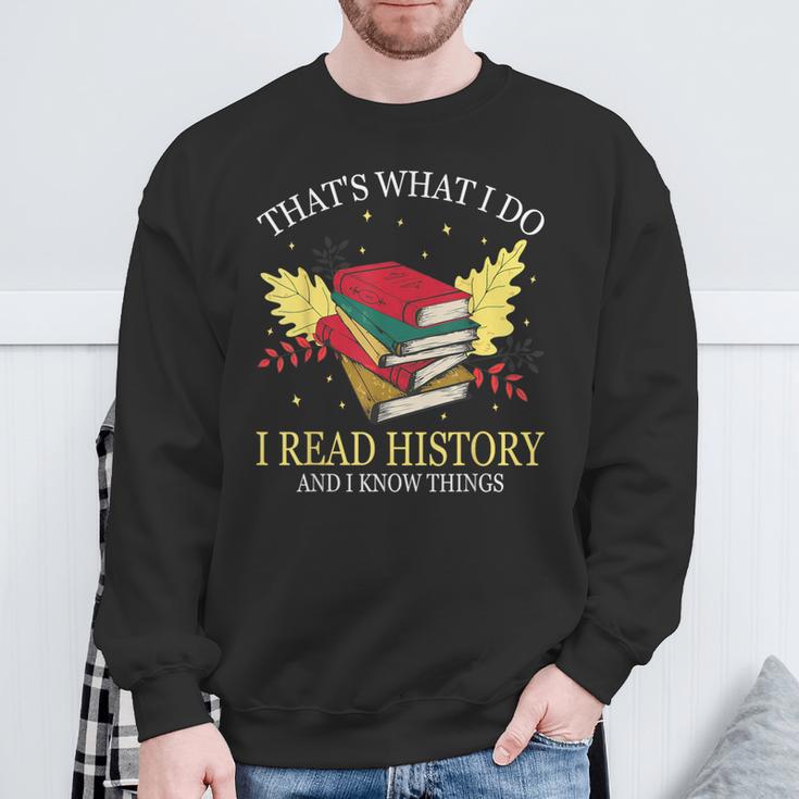 That's What I Do I Read History And I Know Things Book Lover Sweatshirt Gifts for Old Men