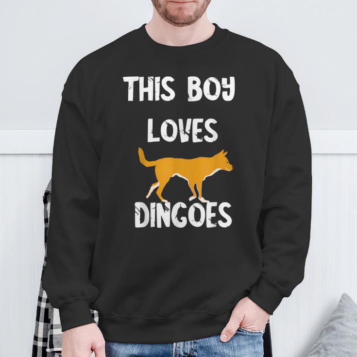 This Boy Loves Dingoes 野生動物 オーストラリアン ディンゴ犬 スウェットシャツ 高齢者への贈り物