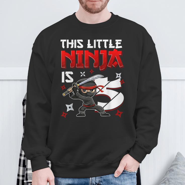 This Little Ninja Is 5歳 5歳の誕生日 忍者 男の子 キッズ スウェットシャツ 高齢者への贈り物