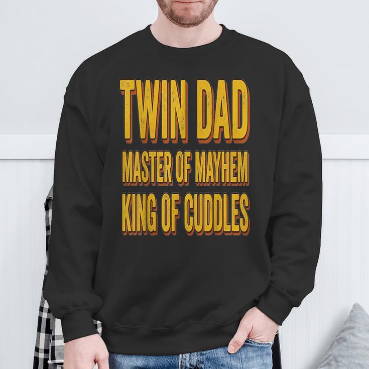 Twin Dad 父の日 ツインダッド メイヘムのマスター 抱きしめる王様 スウェットシャツ 高齢者への贈り物