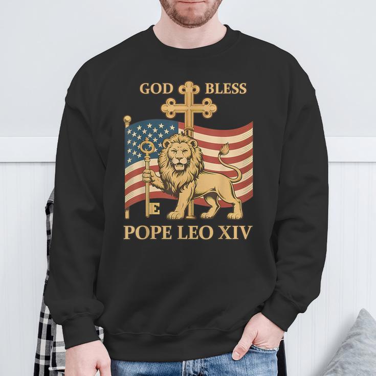 Vatican Pope Leo Xiv God Bless Pope Leo Xiv スウェットシャツ 高齢者への贈り物