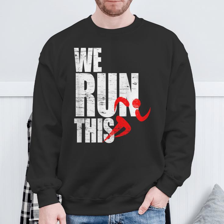 We Run This 我々はこれを実行しますランニング モチベーション マラソン フィットネス ワークアウト ジョギン スウェットシャツ 高齢者への贈り物