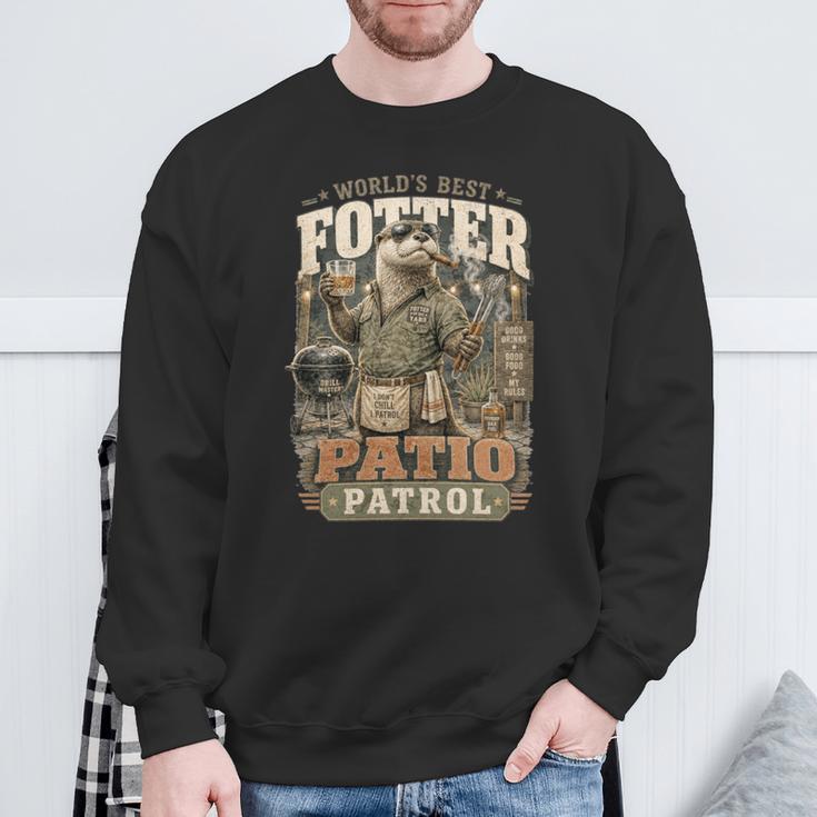 Worlds Best Fotter パティオ パトロール 裏庭 カワウソ しゃれ 誕生日 長袖tシャツ スウェットシャツ 高齢者への贈り物
