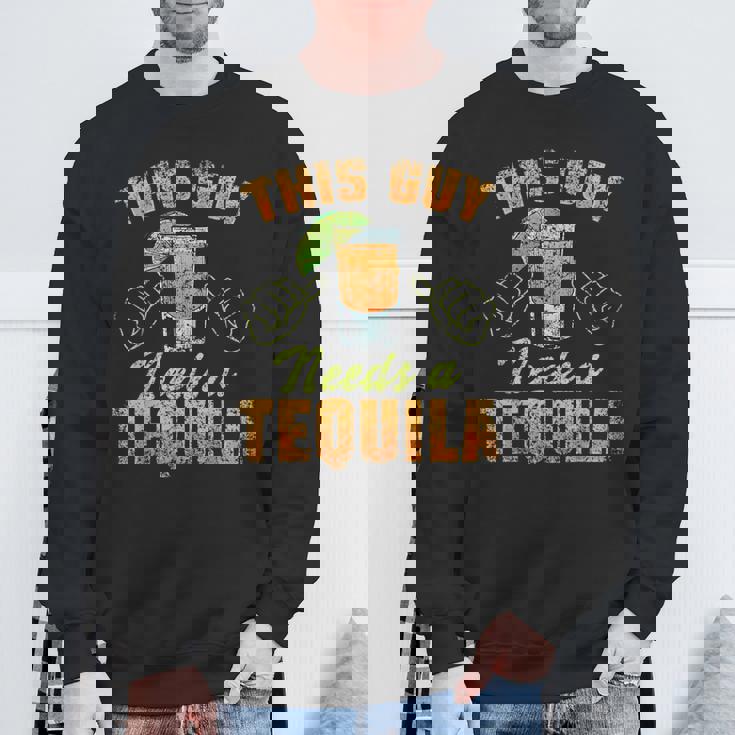 この男にはテキーラが必要だ ドリンク 酒飲み 飲酒 テキーラ スウェットシャツ 高齢者への贈り物