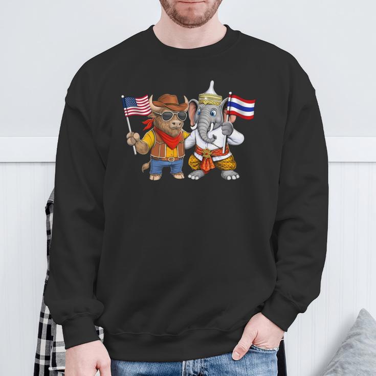 アメリカ・タイ国旗 誇り高いタイ系アメリカ人のルーツ タイ系アメリカ人の遺産 長袖tシャツ スウェットシャツ 高齢者への贈り物