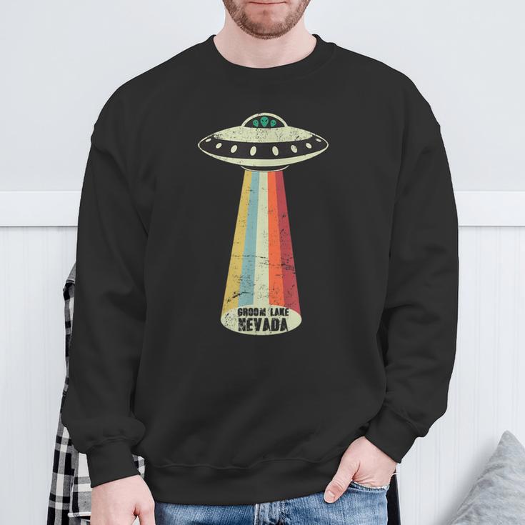 グルームネバダ湖レトロトップシークレットエリア 51 Ufo Uap エイリアン スウェットシャツ 高齢者への贈り物