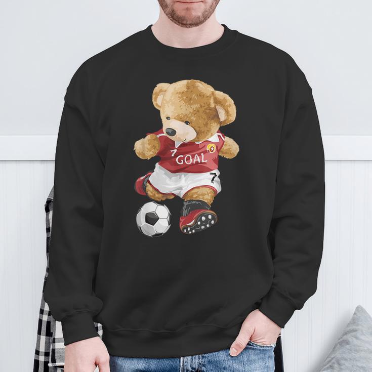 サッカーをするかわいいテディベア。 スウェットシャツ 高齢者への贈り物
