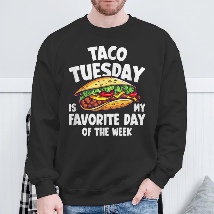 タコ・チューズデーは1週間のうちで一番好きな日 Taco Tuesday Is My Favorite Day スウェットシャツ 高齢者への贈り物