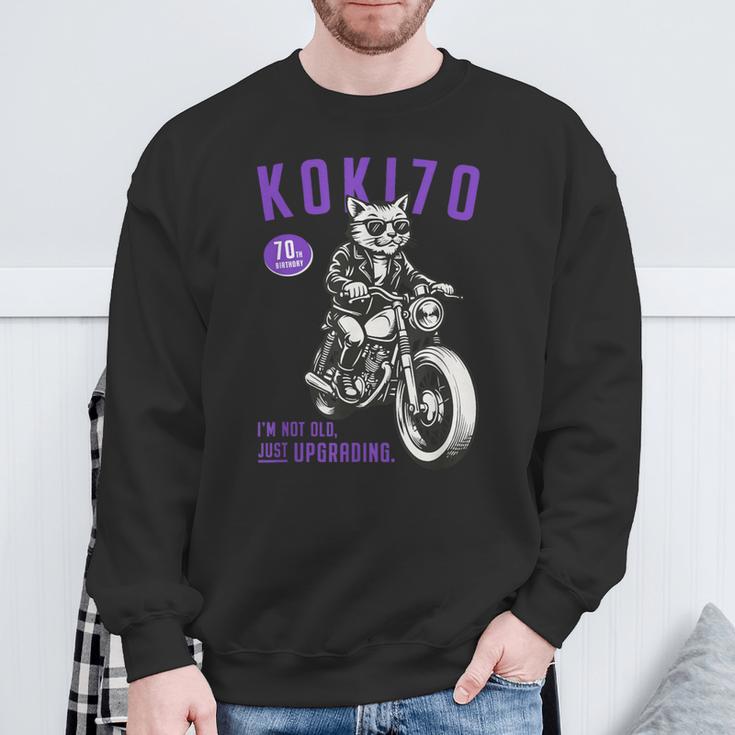 古希祝い バイク好き 猫好き 父 男性 クラシックバイク 70歳 I'm Not Old Just Upgrading スウェットシャツ 高齢者への贈り物