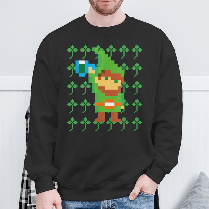 聖パトリックデー 乾杯 ピクセルアート シャムロック ドット絵 レトロゲーム スウェットシャツ 高齢者への贈り物
