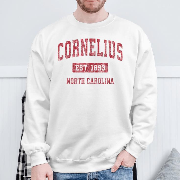 Cornelius North Carolina Nc ビンテージスポーツデザイン レッドデザイン スウェットシャツ 高齢者への贈り物