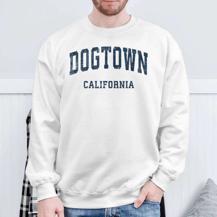 Dogtown California Ca ビンテージアスレチックスポーツデザイン スウェットシャツ 高齢者への贈り物
