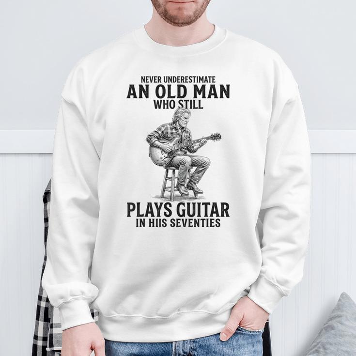 Never Underestimate An Old Man Who Who Guitar スウェットシャツ 高齢者への贈り物