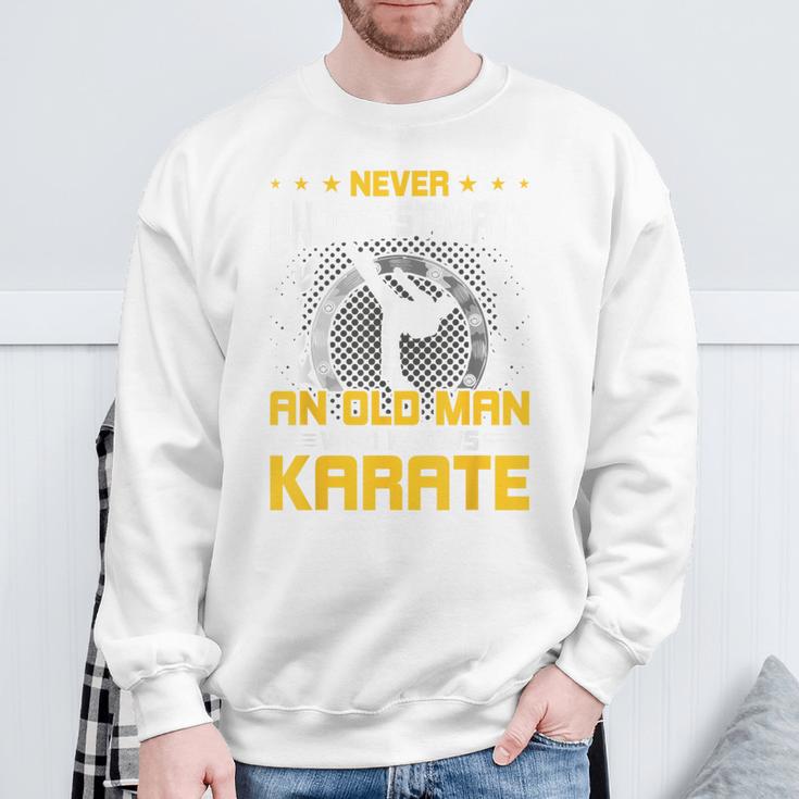 Never Underestimate An Old Man Who Know Karate スウェットシャツ 高齢者への贈り物