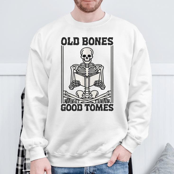 Old Bones Good Tomes Skeleton Reading Bookworm Book Lovers Sweatshirt Gifts for Old Men