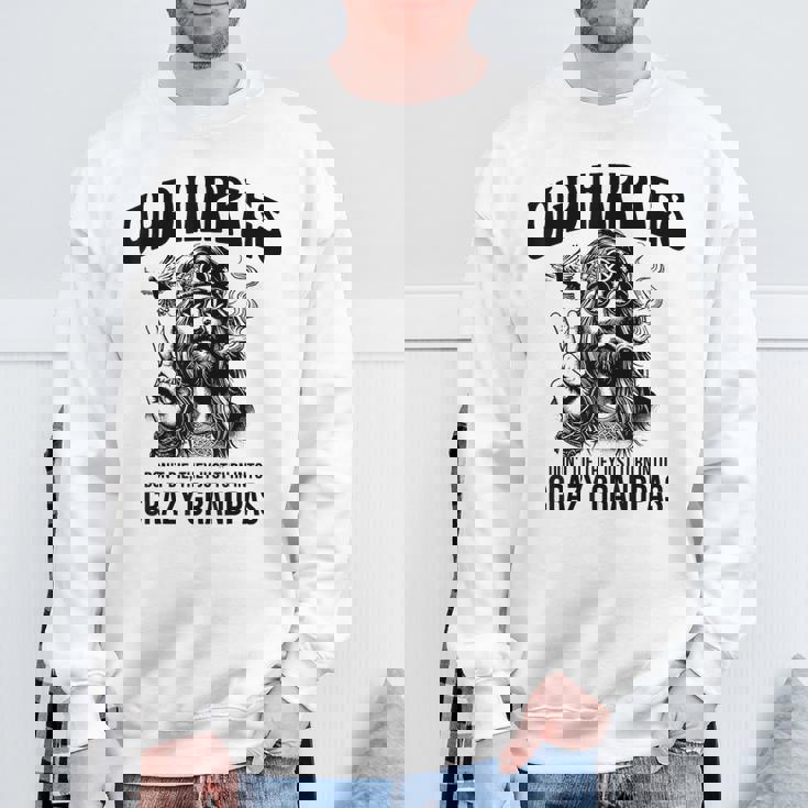 Old Hippies Don't Die They Turn Into Crazy Grandpas スウェットシャツ 高齢者への贈り物