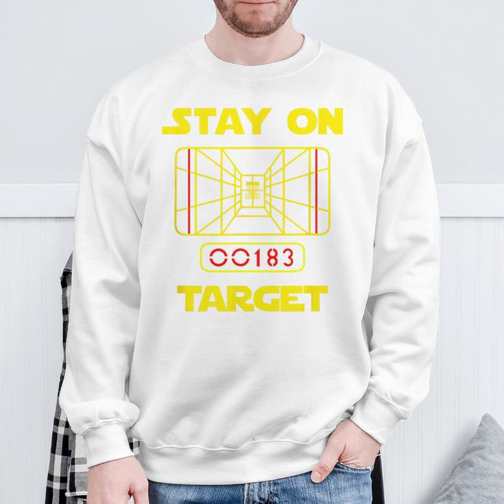 Stay On Target-ディスクゴルフtシャツ スウェットシャツ 高齢者への贈り物