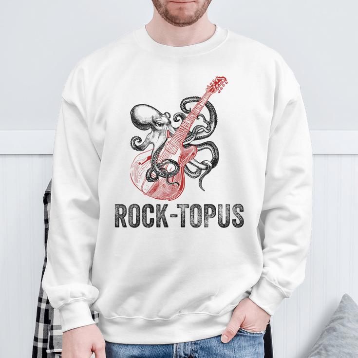 レトロ オクトパス クラーケン ギターを弾く Rock-Topus ギタリスト スウェットシャツ 高齢者への贈り物