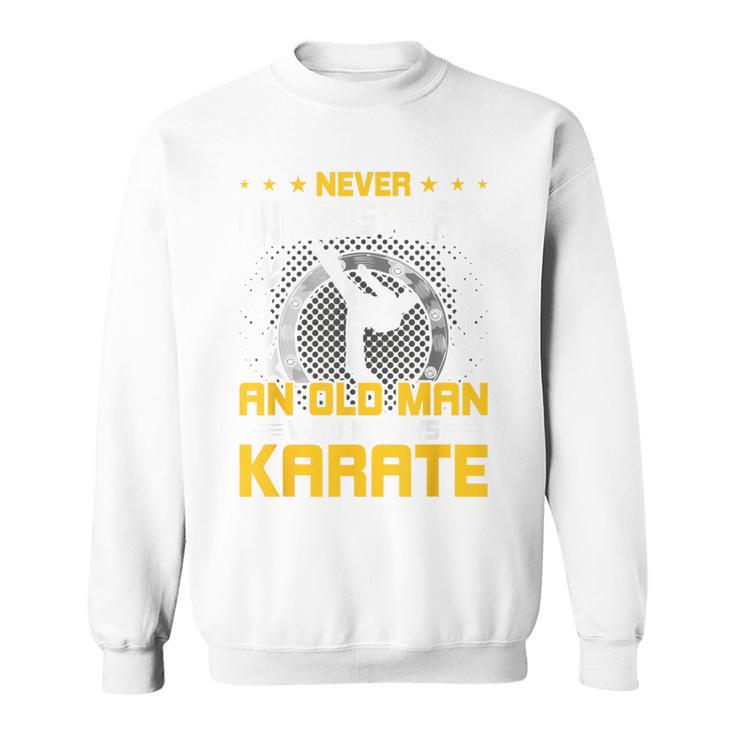 Never Underestimate An Old Man Who Know Karate スウェットシャツ