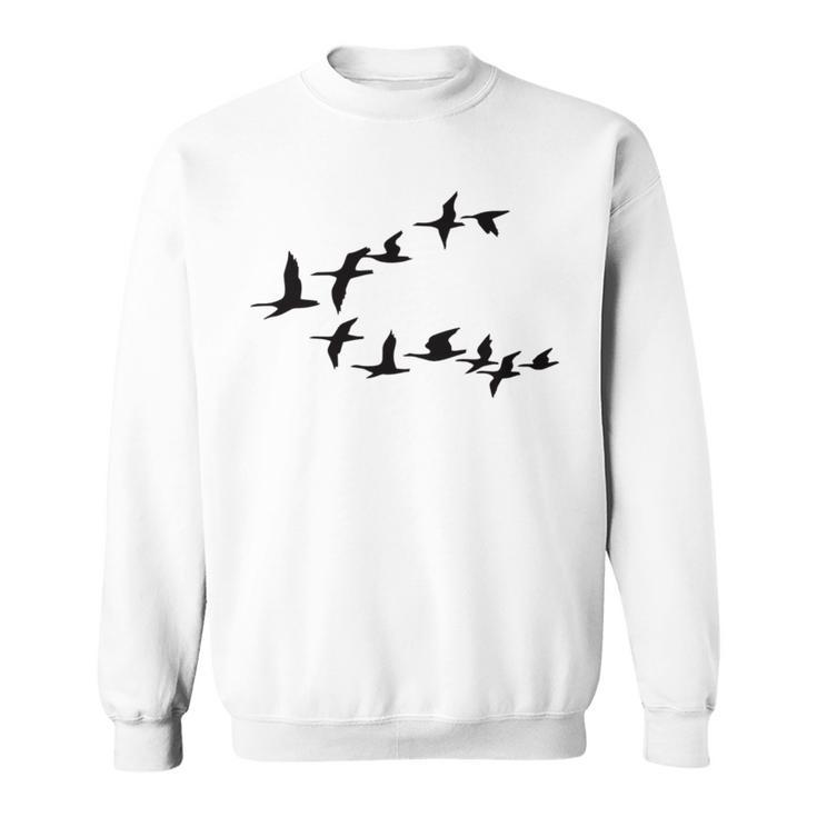 飛ぶ鳥の群れ 長袖tシャツ スウェットシャツ