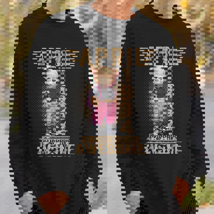 1934年4月 92歳の誕生日 92歳のテディベア Being Awesome スウェットシャツ 彼への贈り物