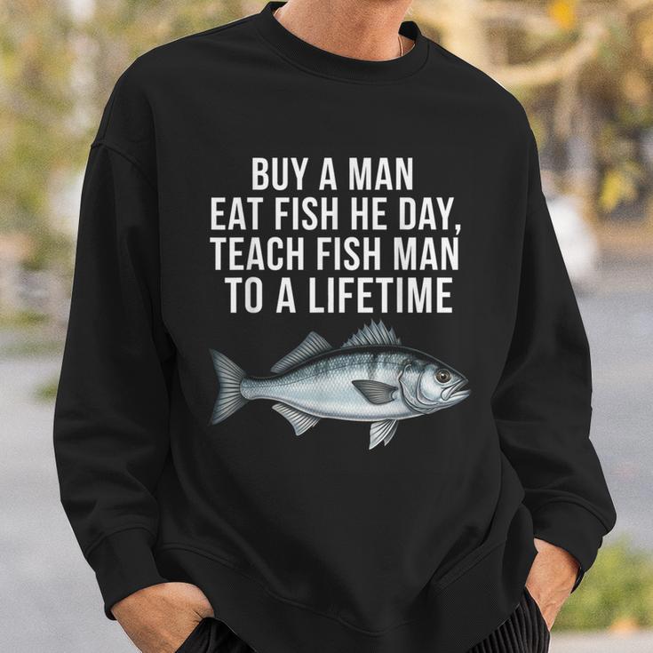 Buy A Man Eat Fish He Day Teaching Fish Man To A Lifetime Fish スウェットシャツ 彼への贈り物