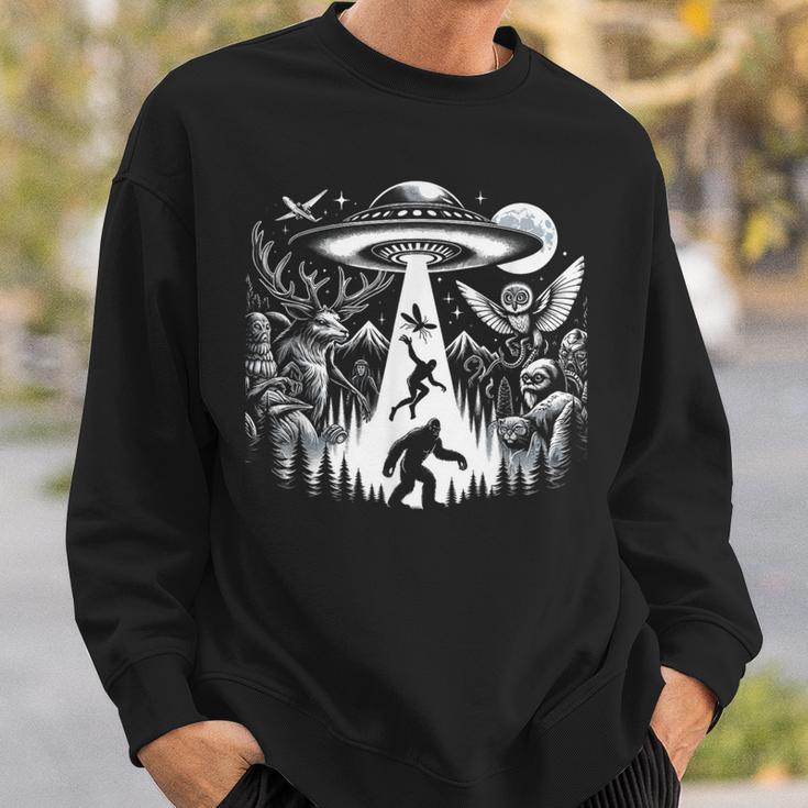 Cryptid Monsters ビッグフット Mothman Dogman Moon Cryptozoology スウェットシャツ 彼への贈り物