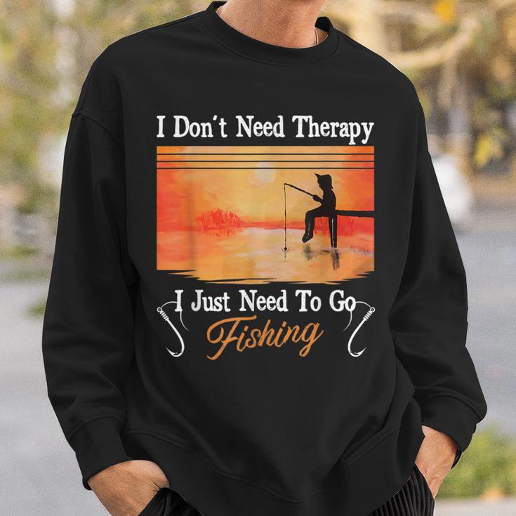 I Don't Need Therapy I Just Need Fishing スウェットシャツ 彼への贈り物