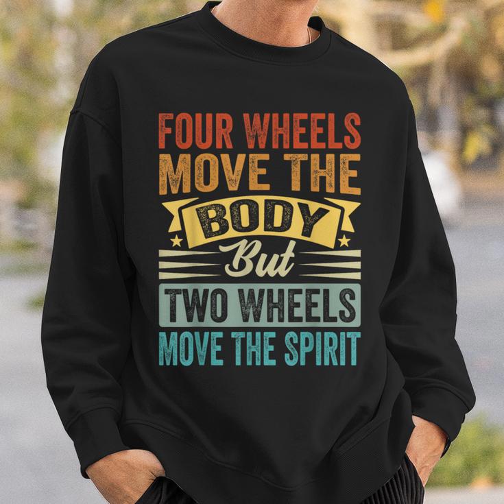 Four Wheels Move The Body But Two Wheels Move Thepirit スウェットシャツ 彼への贈り物