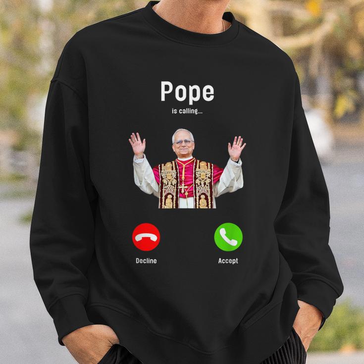 Pope Leo Xiv Is Calling Catholic Humor メンズ レディース スウェットシャツ 彼への贈り物