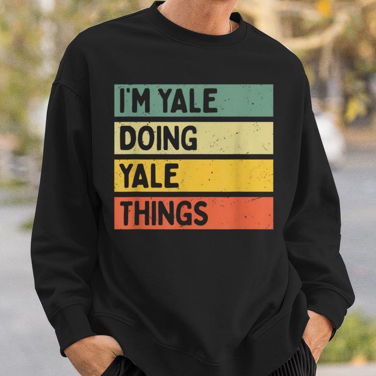 I'm Yale Doing Yale Things 面白い名言 スウェットシャツ 彼への贈り物