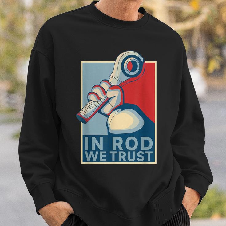 In Rod We Trust-ハイムジョイントレースカーロッククローラー スウェットシャツ 彼への贈り物