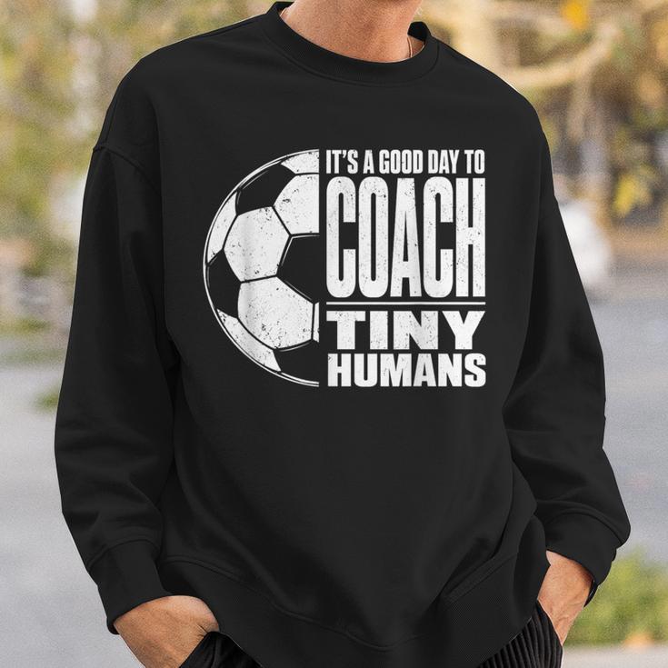 It's A Good Day To Train Tiny Humans サッカー ミニマリスト スウェットシャツ 彼への贈り物