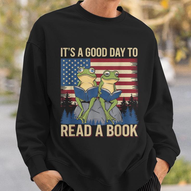 It's A Good Day To Read A Book Frog Vintage USA FLag Sweatshirt Gifts for Him