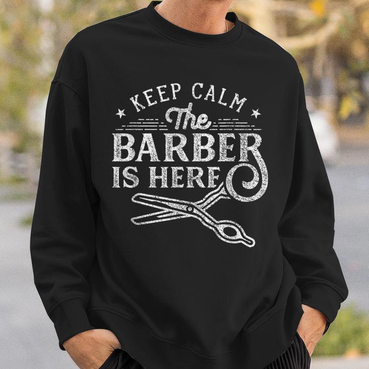 Keep Calm The Barber Is Here ショップ ヘアドレッサー バーバー スウェットシャツ 彼への贈り物