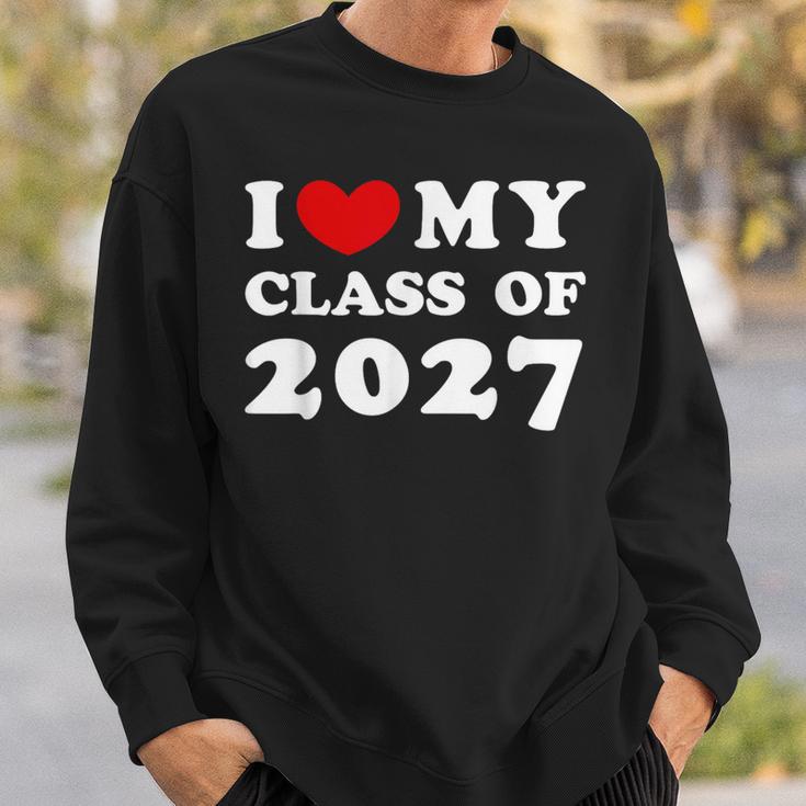 I Love My Class Of 2027 私は2027年のクラスが大好きで、2027年のクラスが好きです スウェットシャツ 彼への贈り物