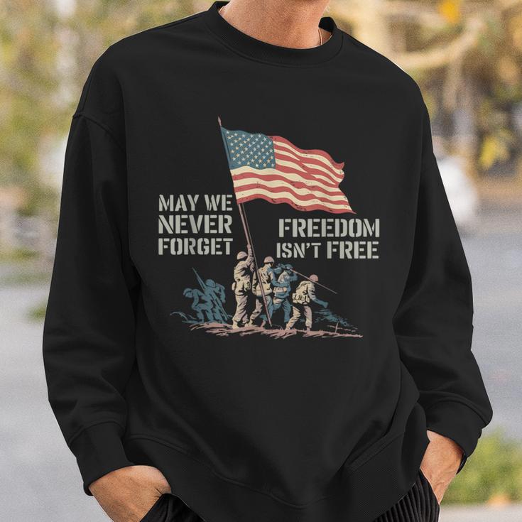 May We Never Forget Freedom Isnt Free アメリカ国旗 ベテラン スウェットシャツ 彼への贈り物