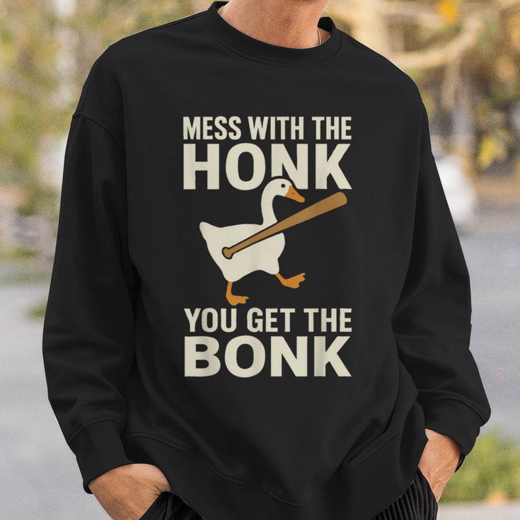 Mess With The Honk You Get The Bonk スウェットシャツ 彼への贈り物