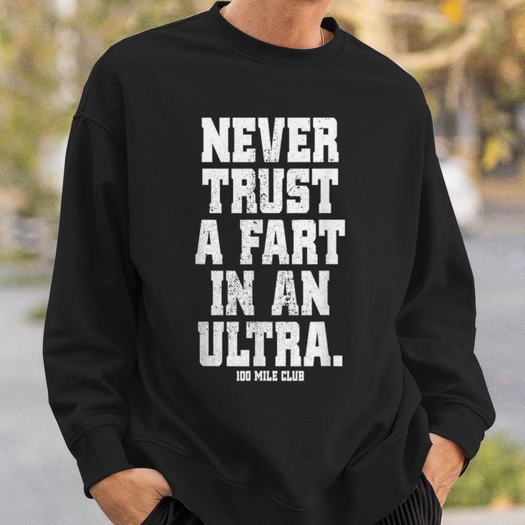 Never Trust A Fart In An Ultra 100マイル ウルトラトレイルランニング スウェットシャツ 彼への贈り物