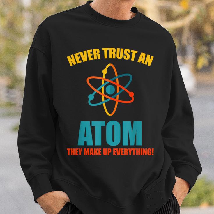 Never Trust An Atom グラフィック皮肉tシャツ スウェットシャツ 彼への贈り物