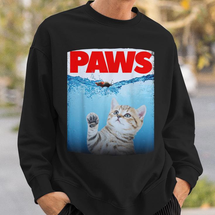 Paws Parody Cat Chasing A Cutecared Mouse Cat Lover スウェットシャツ 彼への贈り物