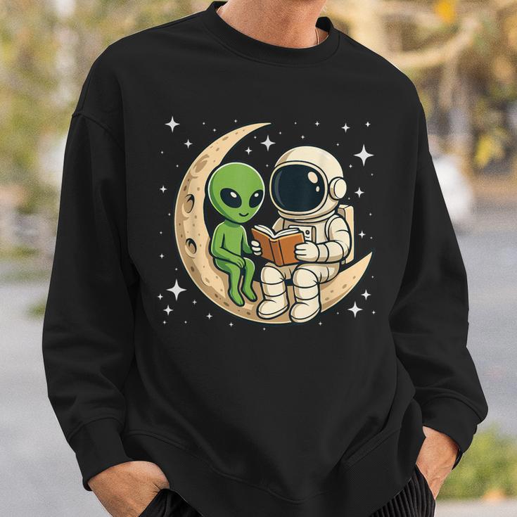 Reading Astronaut & Alien Reading Bookworm Reader Sweatshirt Gifts for Him