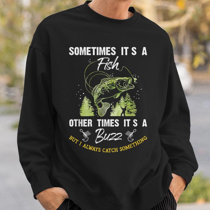Sometimes Its A Fish Buzz Fishing Lover 漁師のギフト スウェットシャツ 彼への贈り物
