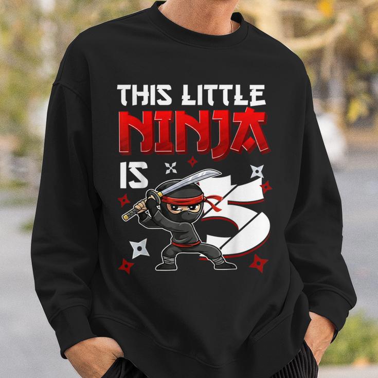 This Little Ninja Is 5歳 5歳の誕生日 忍者 男の子 キッズ スウェットシャツ 彼への贈り物