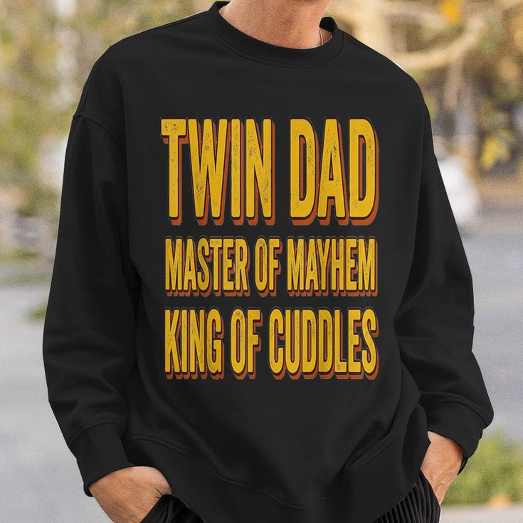 Twin Dad 父の日 ツインダッド メイヘムのマスター 抱きしめる王様 スウェットシャツ 彼への贈り物
