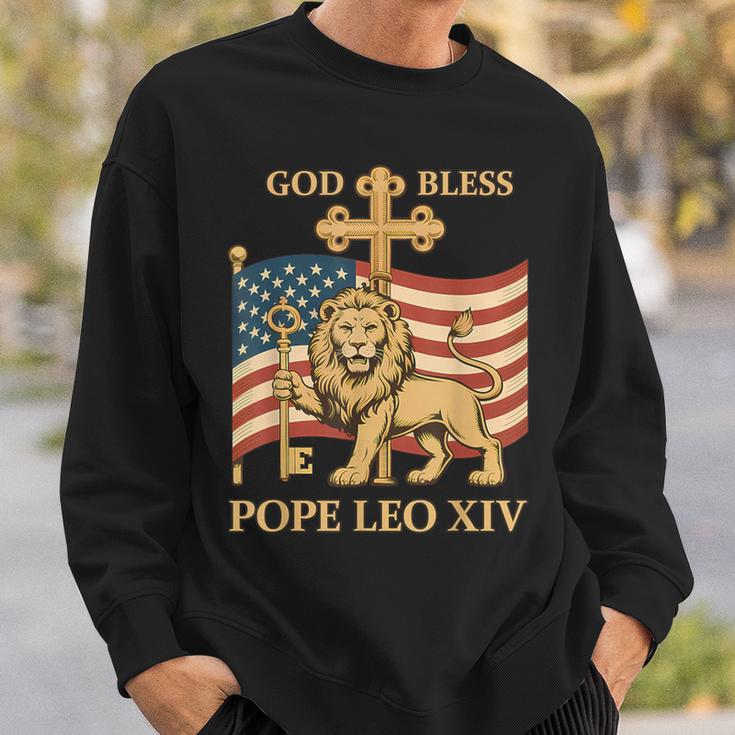 Vatican Pope Leo Xiv God Bless Pope Leo Xiv スウェットシャツ 彼への贈り物