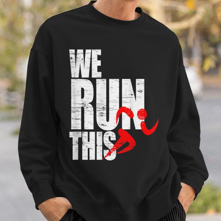We Run This 我々はこれを実行しますランニング モチベーション マラソン フィットネス ワークアウト ジョギン スウェットシャツ 彼への贈り物