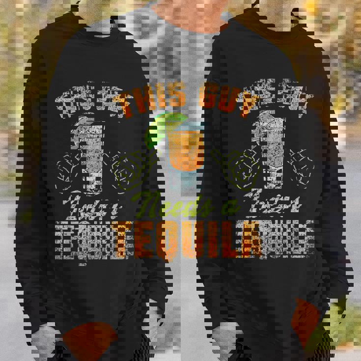 この男にはテキーラが必要だ ドリンク 酒飲み 飲酒 テキーラ スウェットシャツ 彼への贈り物