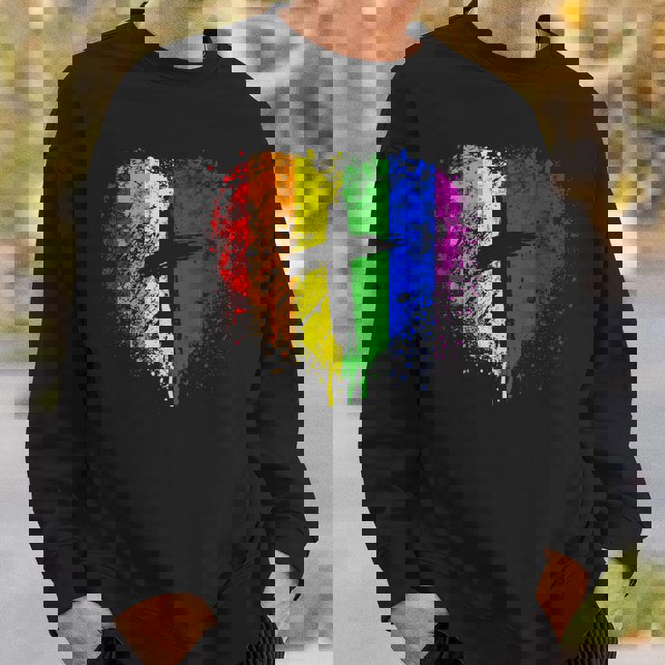 クロスのあるレインボー ハート、キリスト教の宗教的なゲイ プライド スウェットシャツ 彼への贈り物